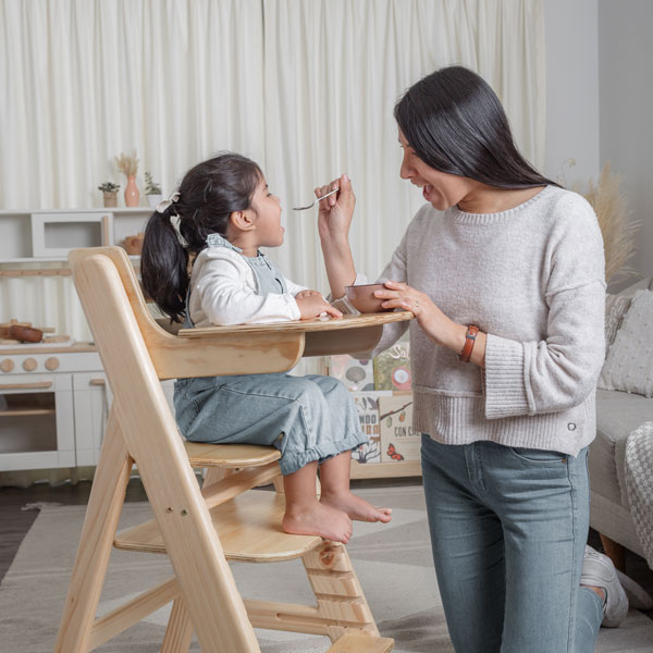 كرسي أطفال مرتفع مونتيسوري 2.0 – قابل للتعديل مع حزام أمان